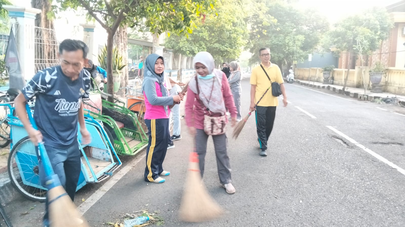 Jaga Keasrian Kota, Perangkat Kelurahan Baturetno Bahu-Membahu Bersihkan Kawasan Pasca-Haul Sunan Bonang